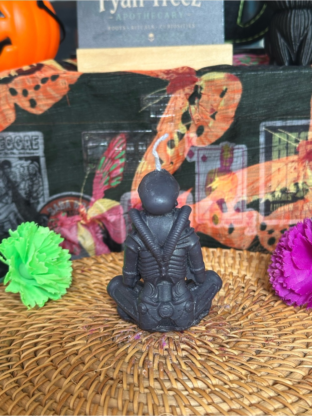 Alien Meditation Candle - Picture 5 of 9
